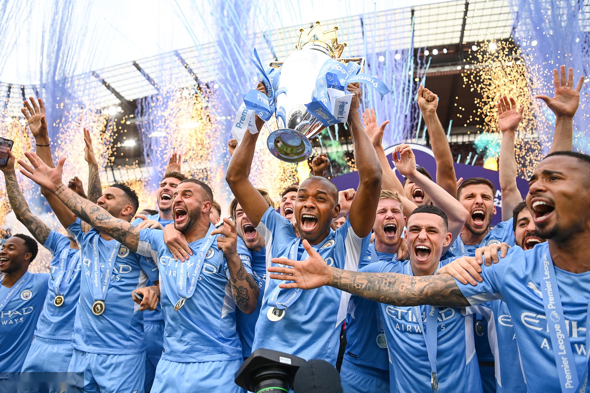 青少年通过 青少年通过